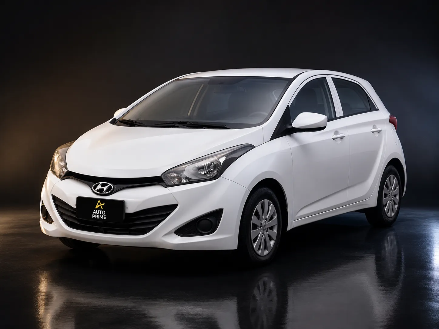 Hyundai HB20 branco de frente, em estúdio escuro com iluminação dourada