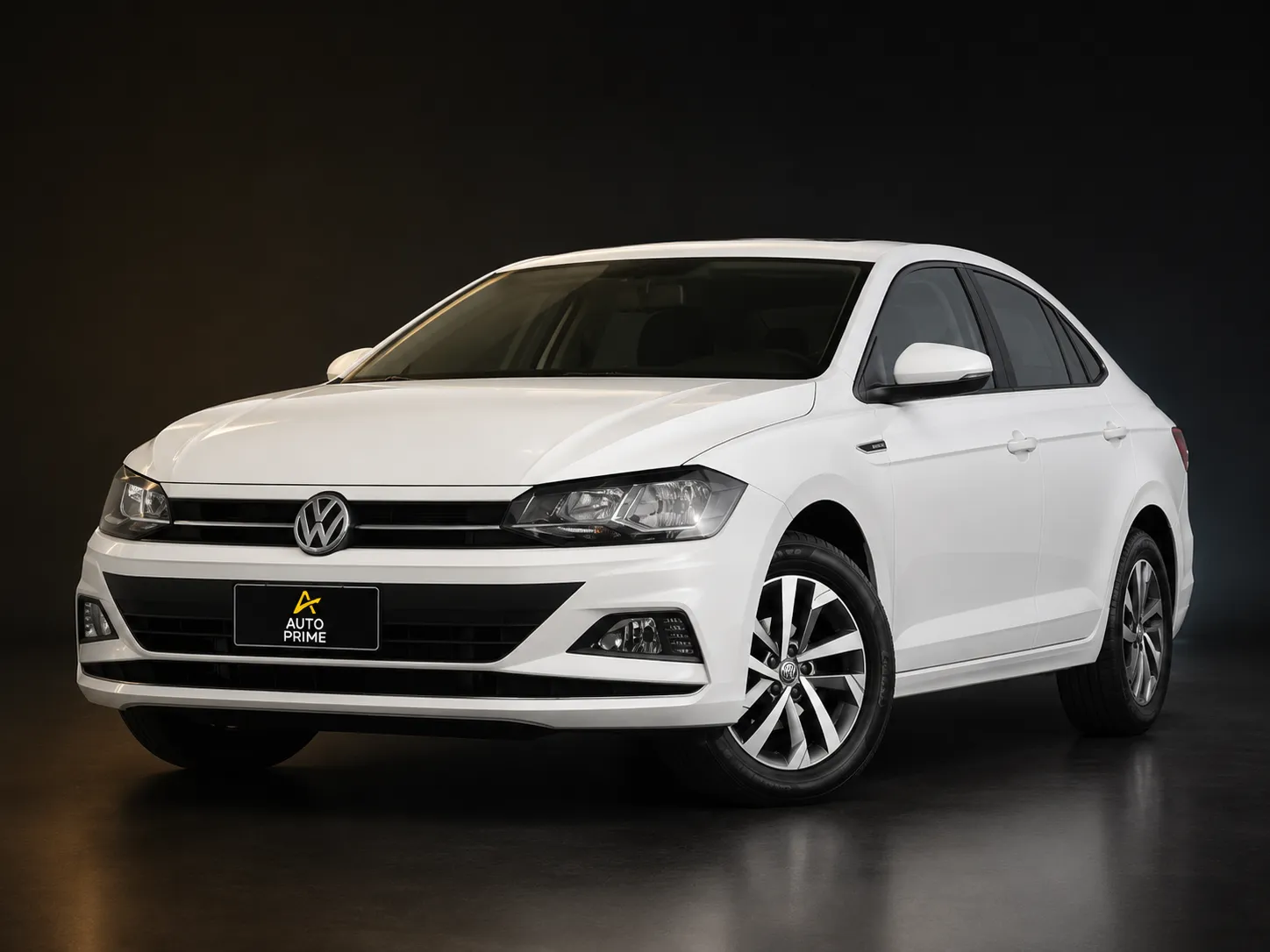 Volkswagen Virtus branco de frente, em estúdio escuro com iluminação dourada